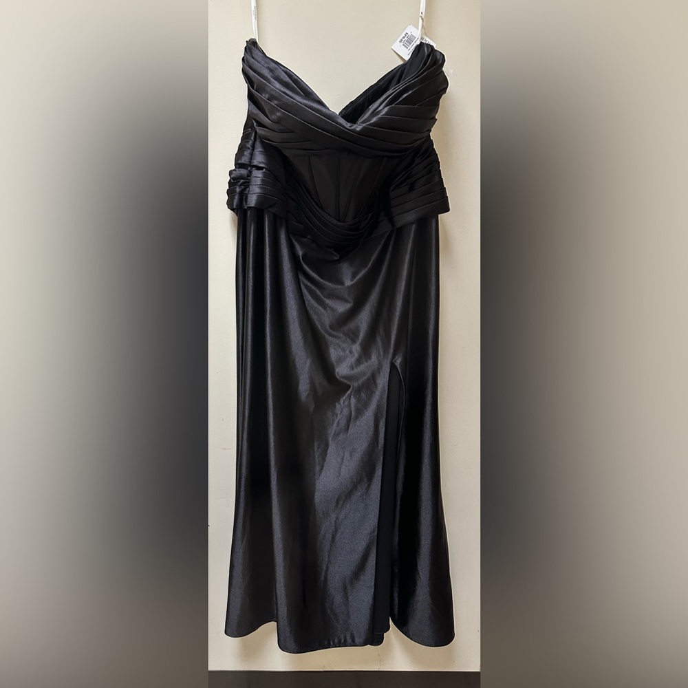 NWT: GALINA SIGNATURE
Sculpting Satin Strapless Elegant Black Strapless Dress🔥